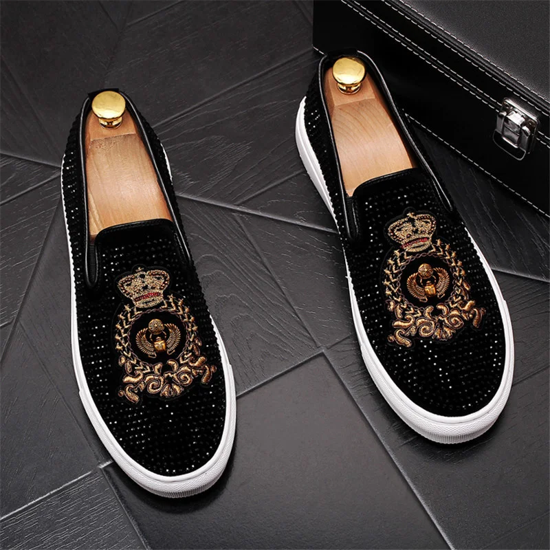 2021 Men's Fashion Suede Leather Embroidery Rhinestone Loafers Mens Casual Printed Moccasins Shoes Male Party Driving Flats 
2021 Men's Fashion Suede Leather Embroidery Rhinestone Loafers Mens Casual Printed Moccasins Shoes Male Party Driving Flats