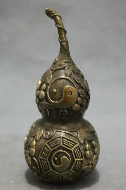 Elaborada estatua de cobre con forma de calabaza geomantica de estilo antiguo chino.
Elaborada estatua de cobre con forma de calabaza geomantica de estilo antiguo chino.