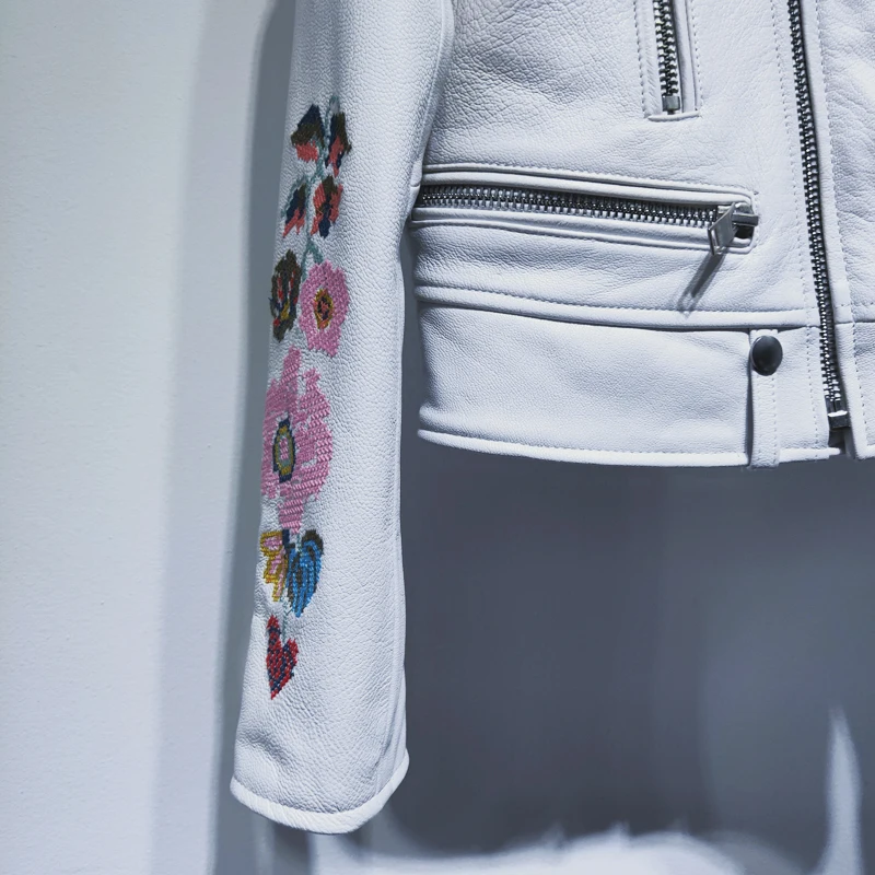 Real Sheepskin Coat Fashion Female Casual Outerwear Embroidery Flowers White Genuine Leather Women Jacket Street Short Jacket 
Real Sheepskin Coat Fashion Female Casual Outerwear Embroidery Flowers White Genuine Leather Women Jacket Street Short Jacket