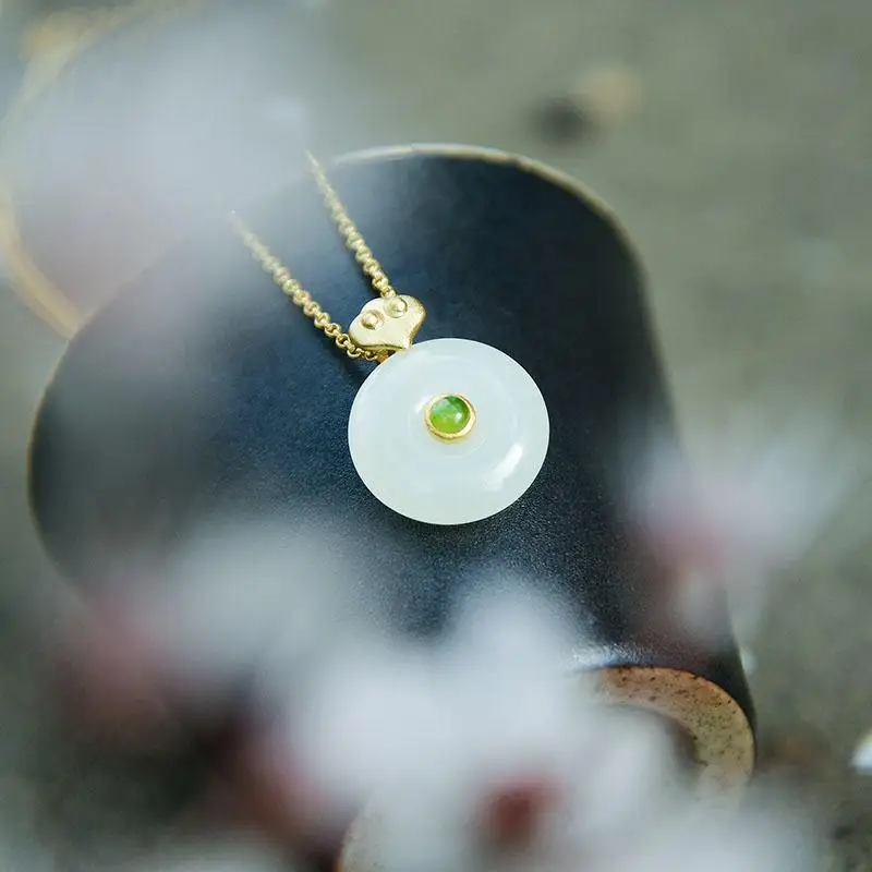 Ожерелье с круглой подвеской из белого нефрита в китайском стиле
Ожерелье с круглой подвеской из белого нефрита в китайском стиле