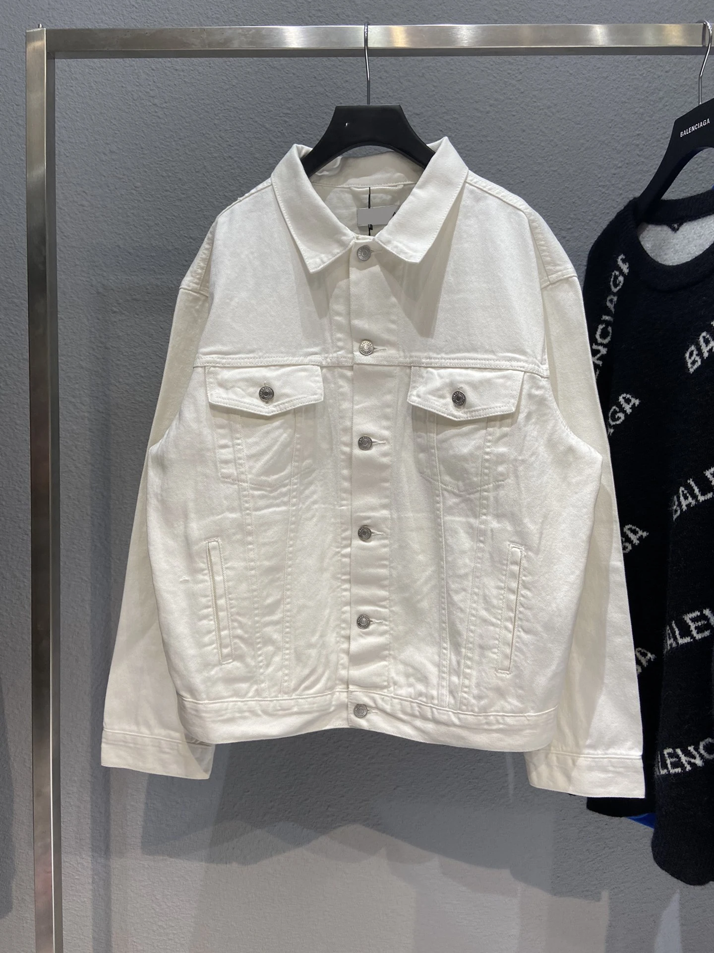 2021 autumn couples new trend brand embroidered logo back jean jacket environmental denim fabric casual loose jacket jacket for
2021 autumn couples new trend brand embroidered logo back jean jacket environmental denim fabric casual loose jacket jacket for