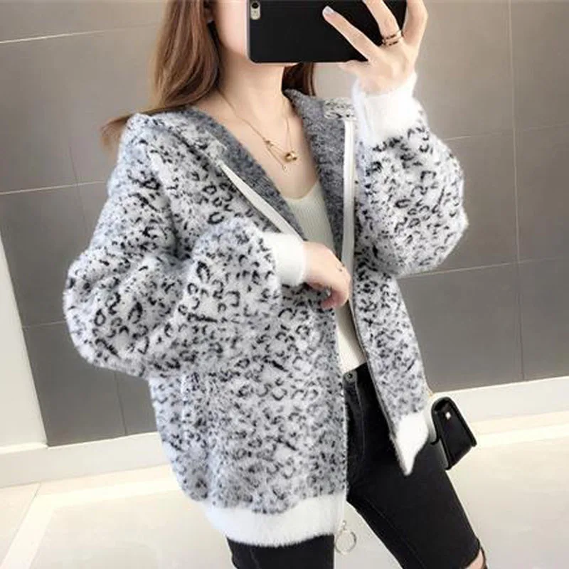 Parkas Women's Plus Size Fur Coats 2020 Winter Faux Fur Imitated Mink Wool Leopard Prints Splicing Hooded Skinny Jackets Woman
Parkas Women's Plus Size Fur Coats 2020 Winter Faux Fur Imitated Mink Wool Leopard Prints Splicing Hooded Skinny Jackets Woman