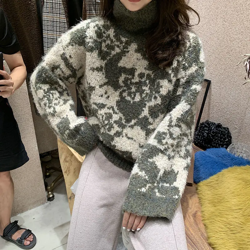 Korean Version Of The Pullover Knitted Sweater Autumn Winter 2021 New V-neck Women's Lazy Wind Loose Bottoming Sweater
Korean Version Of The Pullover Knitted Sweater Autumn Winter 2021 New V-neck Women's Lazy Wind Loose Bottoming Sweater