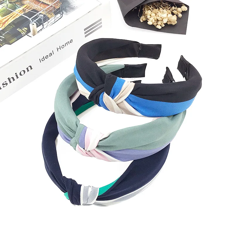 Повязка на голову женская широкая в полоску, в минималистическом стиле, 1 шт.
Повязка на голову женская широкая в полоску, в минималистическом стиле, 1 шт.