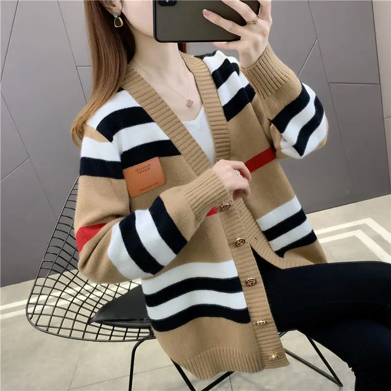 Stripe color contrast V-neck knitted cardigan coat women's spring wear new Korean loose lazy style top cashmere sweater
Stripe color contrast V-neck knitted cardigan coat women's spring wear new Korean loose lazy style top cashmere sweater