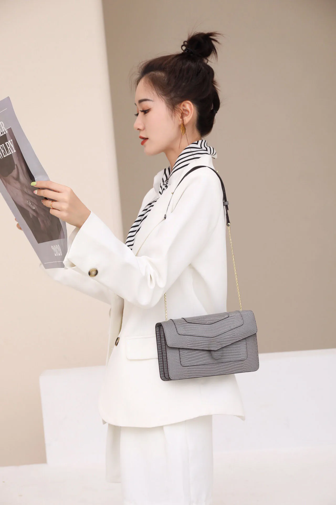 Classic Women Handbag One Shoulder Bag Crossbody Bag Genuine Cow Leather The New Style Fashion High Quality 17color 23cm
Classic Women Handbag One Shoulder Bag Crossbody Bag Genuine Cow Leather The New Style Fashion High Quality 17color 23cm