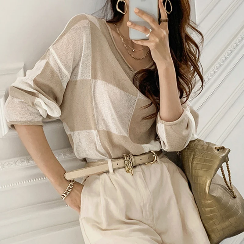 Women T-Shirt 2021 Summer Ladies Retro V-Neck Loose Plaid Thin Micro-Transparent Long-Sleeved Sunscreen Pullover
Women T-Shirt 2021 Summer Ladies Retro V-Neck Loose Plaid Thin Micro-Transparent Long-Sleeved Sunscreen Pullover