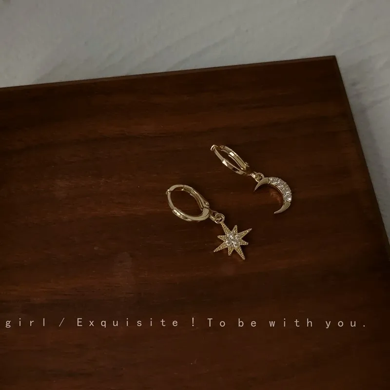 Пара позолоченных сережек 14 к в Корейском стиле, простые темпераментные корейские ювелирные украшения в виде восьмиконечной звезды и Луны с цирконием для женщин
Пара позолоченных сережек 14 к в Корейском стиле, простые темпераментные корейские ювелирные украшения в виде восьмиконечной звезды и Луны с цирконием для женщин