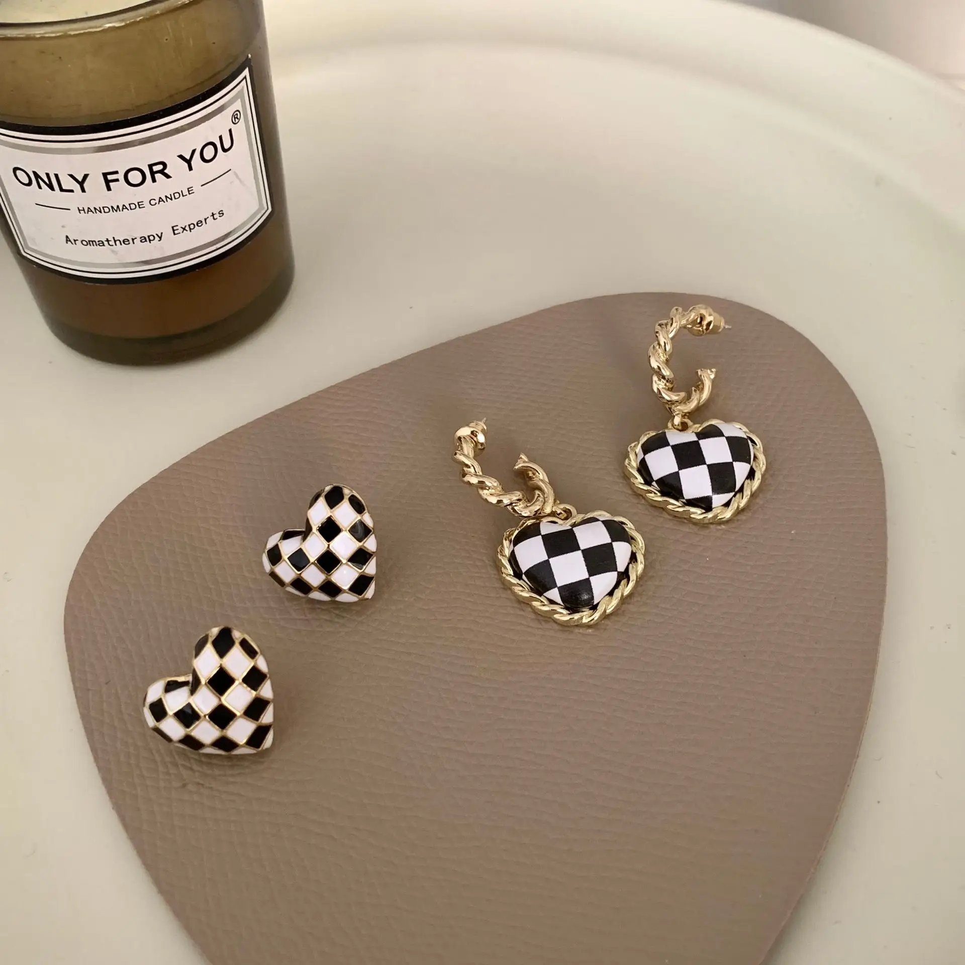 Elegant Enamel Glaze Black White Plaid Love Heart Stud Earrings Temperament Simple Clip on Earrings for Women Party Jewelry
Elegant Enamel Glaze Black White Plaid Love Heart Stud Earrings Temperament Simple Clip on Earrings for Women Party Jewelry