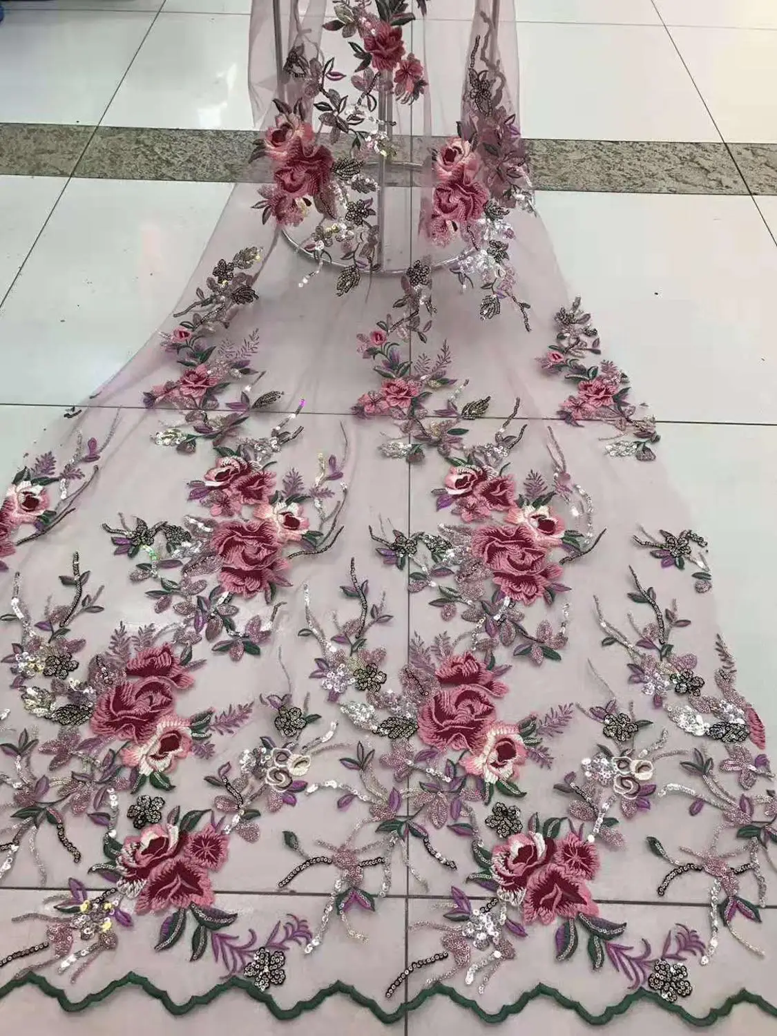 Beautiful embroidered sequins fabric French mesh African lace sequins Nigerian lace suitable for DIY evening dress skirt party
Beautiful embroidered sequins fabric French mesh African lace sequins Nigerian lace suitable for DIY evening dress skirt party