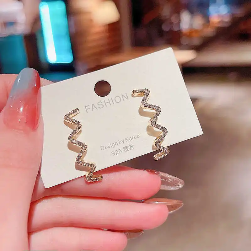 S925 silver needle French wavy Earrings women's Micro inlay super flash simple cold wind Earrings
S925 silver needle French wavy Earrings women's Micro inlay super flash simple cold wind Earrings