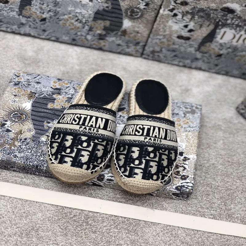 Net red sandals and slippers femaleroundhead letterembroiderystraw woven hemp rope toe shoes slippers female flat retro slippers 
Net red sandals and slippers femaleroundhead letterembroiderystraw woven hemp rope toe shoes slippers female flat retro slippers