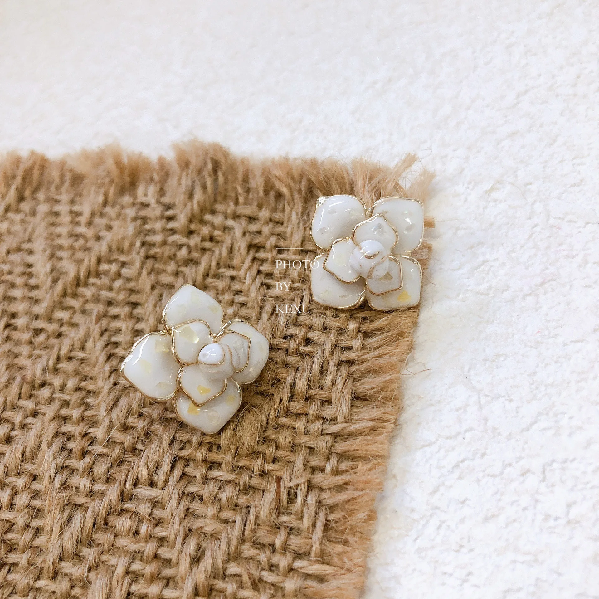 AVEBIEN Vintage White Camellia Temperament Women's Earrings Yellow Shell Sequins Fairy Stud Earrings All-match Fashion Jewelry
AVEBIEN Vintage White Camellia Temperament Women's Earrings Yellow Shell Sequins Fairy Stud Earrings All-match Fashion Jewelry