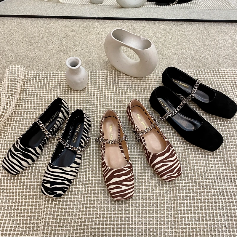 ELLALEE Luxury Woman Loafers Summer Zebra Breathable Spring Female Flats 2021 New Arrival Metal Chain Mary Janes Women Shoes
ELLALEE Luxury Woman Loafers Summer Zebra Breathable Spring Female Flats 2021 New Arrival Metal Chain Mary Janes Women Shoes
