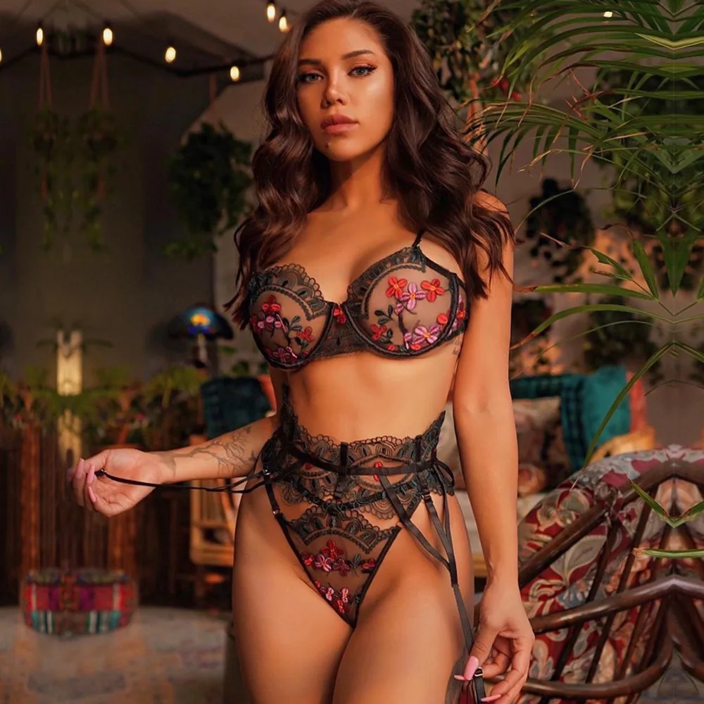 2021 New Hot Transparent Lace Sexy Lingerie Embroidered Flower Three-piece Texture Heavy Industry Lingerie Set Fantasy Lingerie
2021 New Hot Transparent Lace Sexy Lingerie Embroidered Flower Three-piece Texture Heavy Industry Lingerie Set Fantasy Lingerie