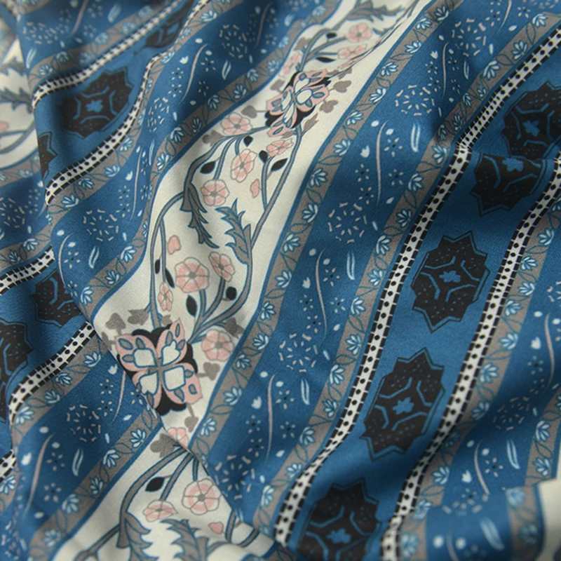 one meter High quality Cotton like silk chiffon fabric Blue and white print tissu Cheongsam dress Gown material
one meter High quality Cotton like silk chiffon fabric Blue and white print tissu Cheongsam dress Gown material