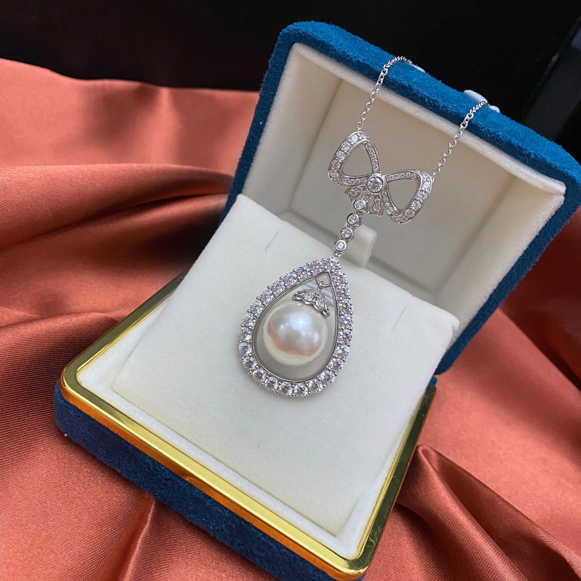 100% Solid 925 Sterling Silver 14MM Pearl Bow Pendant Necklaces For Women Fine Jewelry
100% Solid 925 Sterling Silver 14MM Pearl Bow Pendant Necklaces For Women Fine Jewelry