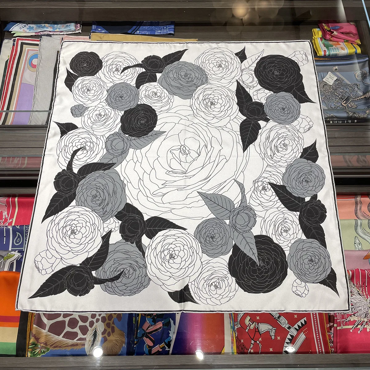 70cm 100% Twill Silk Scarf Hand Rolled Edges Brand Design Rose Square Scarf Shawl Women Hijab Bandana Kerchief
70cm 100% Twill Silk Scarf Hand Rolled Edges Brand Design Rose Square Scarf Shawl Women Hijab Bandana Kerchief