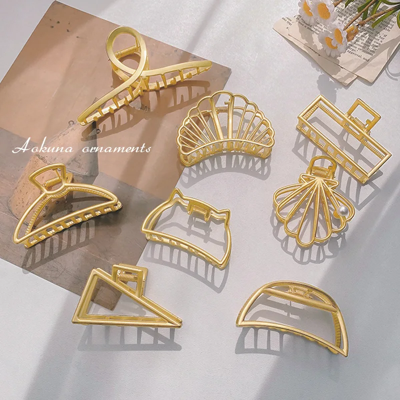 Women's Elegant Golden Hollow Geometric Metal Hair Claw Retro Hair Clip Pan Hair Clip Hair Band Hair Clip Hair Crab Accessories
Women's Elegant Golden Hollow Geometric Metal Hair Claw Retro Hair Clip Pan Hair Clip Hair Band Hair Clip Hair Crab Accessories