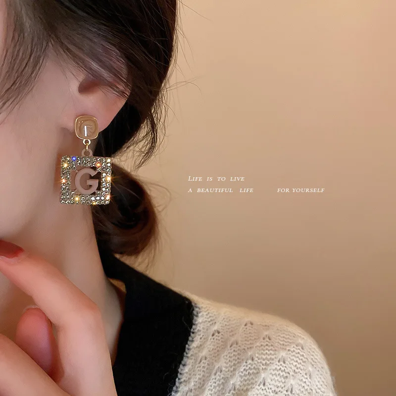 2021 New Korean Version Of Hong Kong Style Fashion Retro Temperament Diamond Baking Paint Letter Earrings Female
2021 New Korean Version Of Hong Kong Style Fashion Retro Temperament Diamond Baking Paint Letter Earrings Female