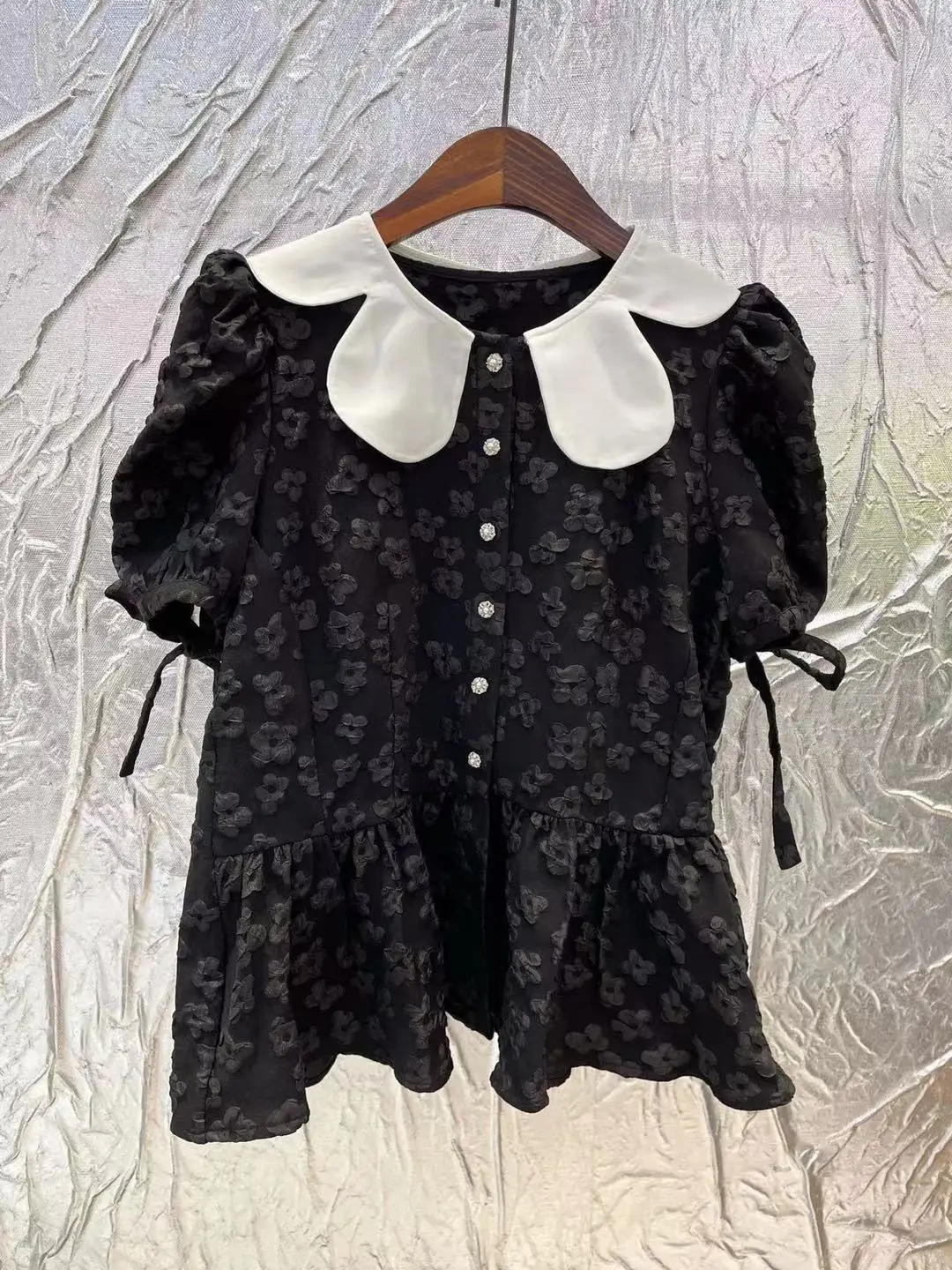 Runway Tops Mujer 2021 Autumn Fashion Ruffles Short Sleeve Single Breasted Blouses Women Jacquard Black Shirt Female
Runway Tops Mujer 2021 Autumn Fashion Ruffles Short Sleeve Single Breasted Blouses Women Jacquard Black Shirt Female