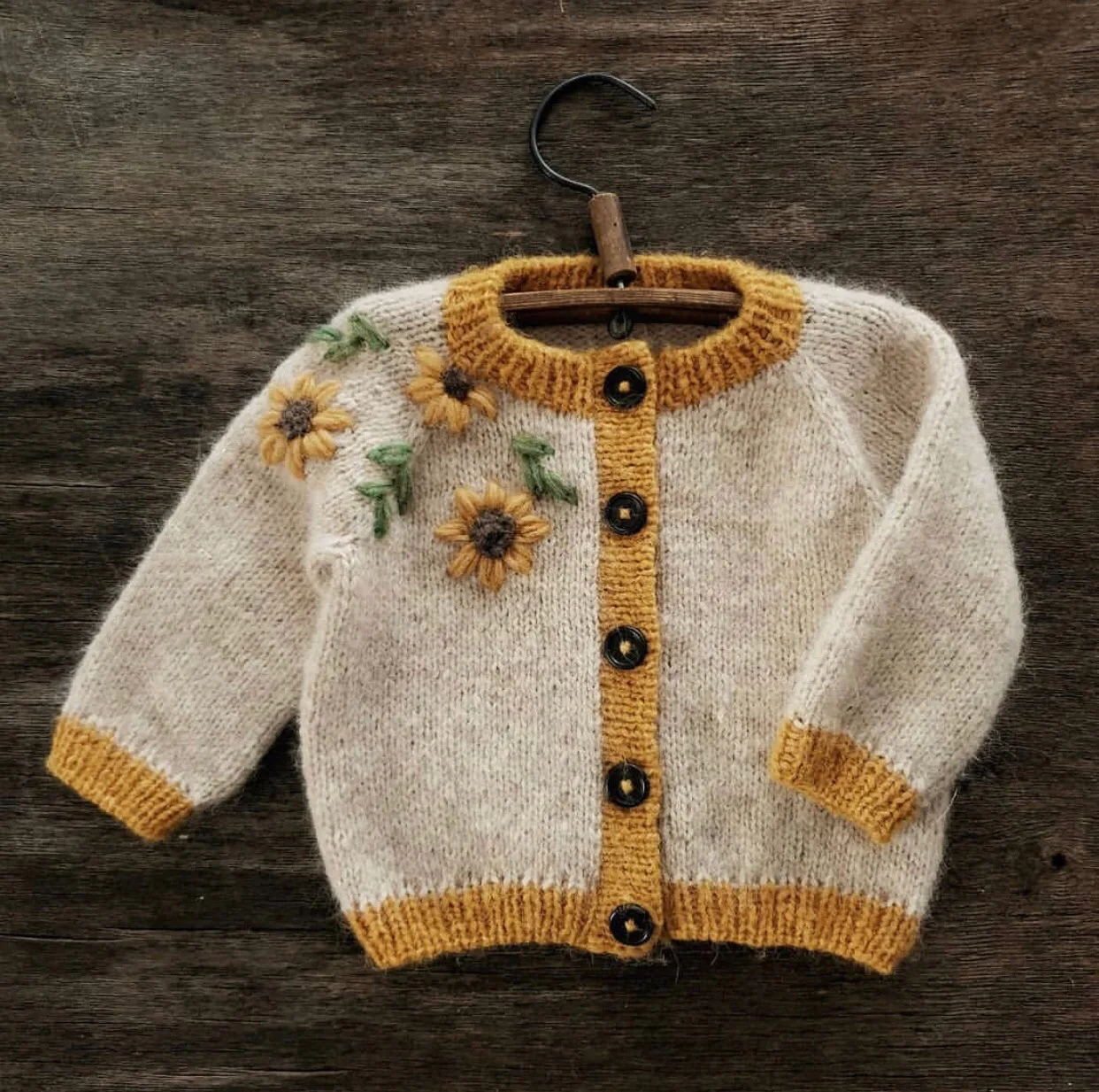 2021 round neck brown solid color embroidered girls cardigan Slim single-breasted girls cardigan spring and autumn sweater
2021 round neck brown solid color embroidered girls cardigan Slim single-breasted girls cardigan spring and autumn sweater