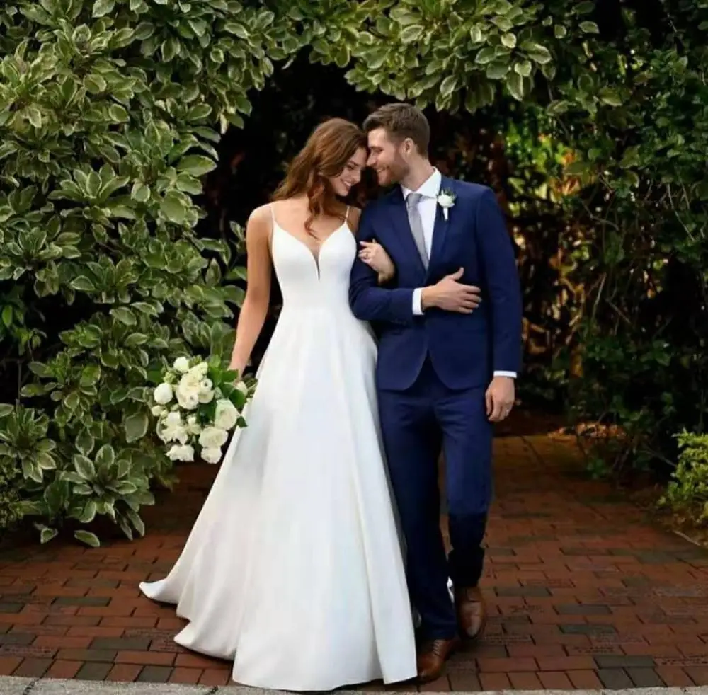 Elegant Long V-Neck A-Line Wedding Dresses with Pockets Custom Ivory Spaghetti Floor Length Corset Back Bridal Gowns for Women
Elegant Long V-Neck A-Line Wedding Dresses with Pockets Custom Ivory Spaghetti Floor Length Corset Back Bridal Gowns for Women