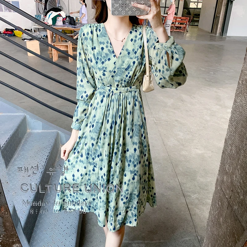 

WKFYY Autumn Elegant Chiffon Mint Green Plaid Print V-Neck Lantern Sleeve Pleated Draped A-Line Maxi Mid Calf Long Dress D4135