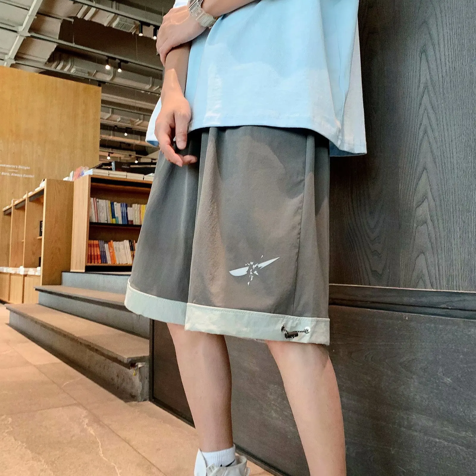 2021 summer thin ice silk shorts men's casual wear pants ins tide brand sports basketball loose five-point pants
2021 summer thin ice silk shorts men's casual wear pants ins tide brand sports basketball loose five-point pants