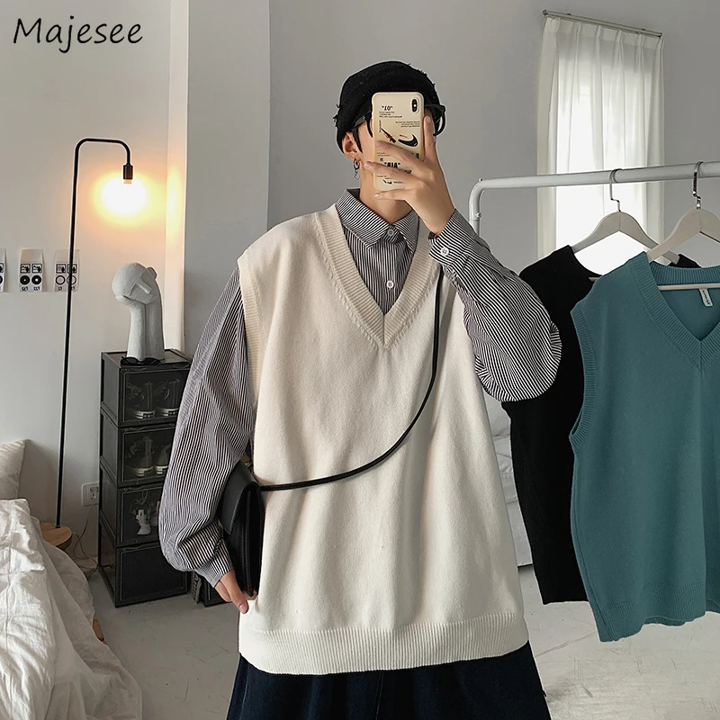 Men Sweater Vest Solid V-neck All-match Couples Loose Oversize Sleeveless Knitted Sweaters Male Simple Fashion Soft Streetwear
Men Sweater Vest Solid V-neck All-match Couples Loose Oversize Sleeveless Knitted Sweaters Male Simple Fashion Soft Streetwear