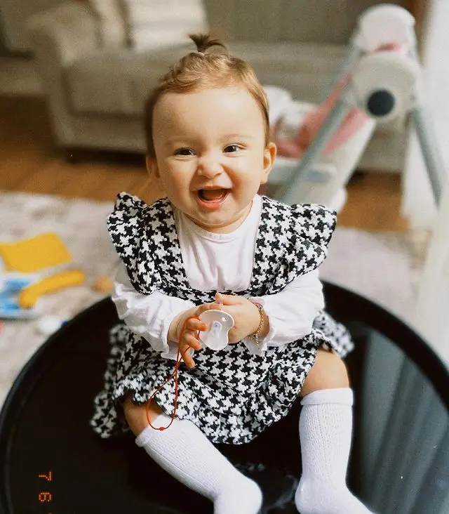 2Pcs Autumn Baby Girls Outfit, Infant Sweet Style White Long Sleeve Round Collar Romper + Houndstooth Fly Sleeve Suspender Skirt
2Pcs Autumn Baby Girls Outfit, Infant Sweet Style White Long Sleeve Round Collar Romper + Houndstooth Fly Sleeve Suspender Skirt
