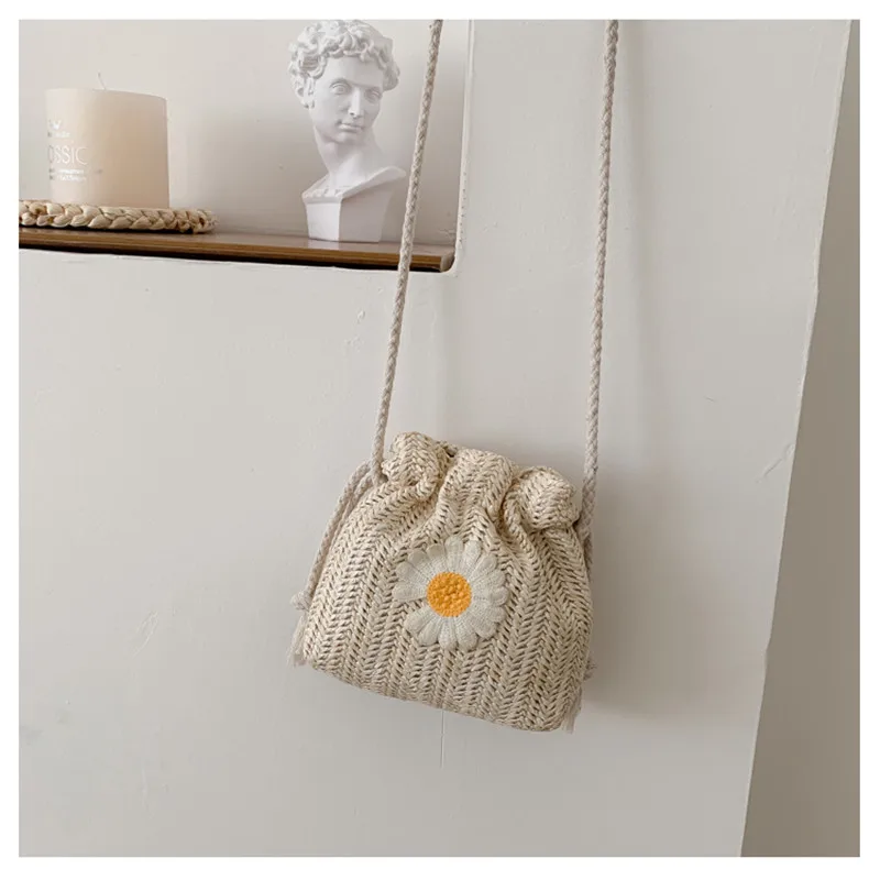 Women Daisy Embroidery Straw Bucket Bag Wild Style Crossbody with Drawstring Mini Messenger Bag Crossbody Bags
Women Daisy Embroidery Straw Bucket Bag Wild Style Crossbody with Drawstring Mini Messenger Bag Crossbody Bags