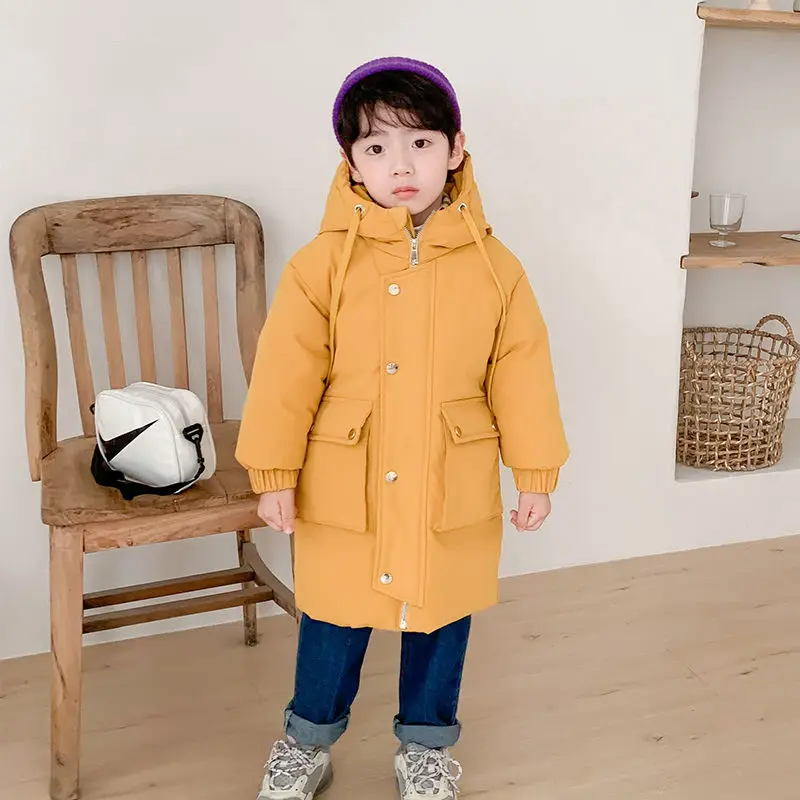 Детский пуховик средней длины на молнии, с хлопковой подкладкой и карманами
Детский пуховик средней длины на молнии, с хлопковой подкладкой и карманами