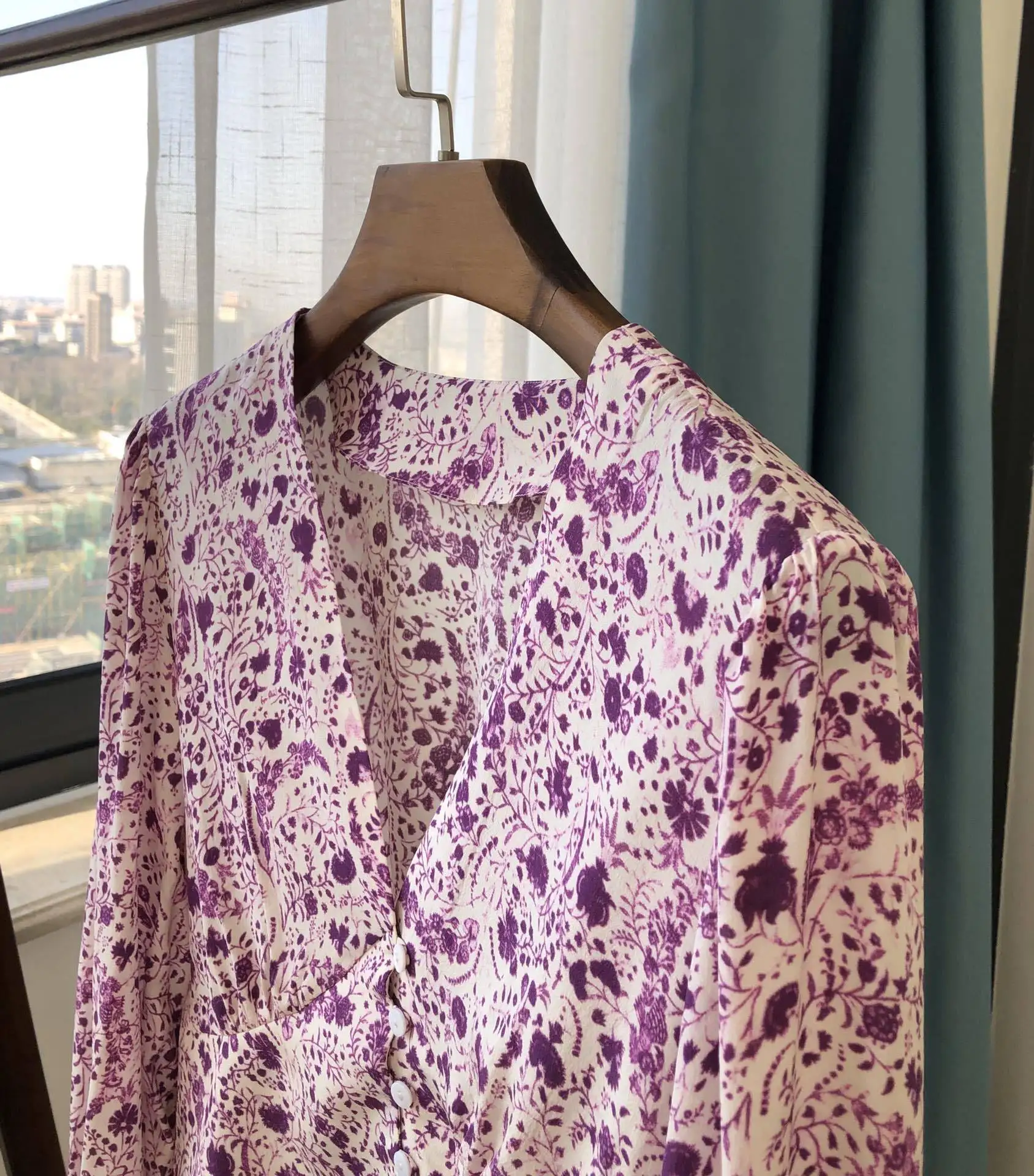 2021 100% Silk Spring and Summer New Wisteria Vine Floral Retro Lantern Sleeve V-neck All-match Tunic Shirt
2021 100% Silk Spring and Summer New Wisteria Vine Floral Retro Lantern Sleeve V-neck All-match Tunic Shirt
