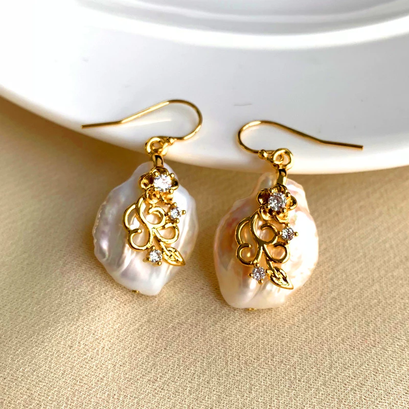 Серьги в форме пресноводного жемчуга в стиле барокко
Серьги в форме пресноводного жемчуга в стиле барокко