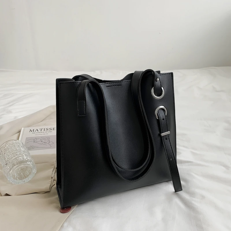 Fashion Women Soft Leather Shoulder Bag 2021 New Design Handbags Travel Female Large Capacity Crossbody Bags for Women Tote Sac
Fashion Women Soft Leather Shoulder Bag 2021 New Design Handbags Travel Female Large Capacity Crossbody Bags for Women Tote Sac