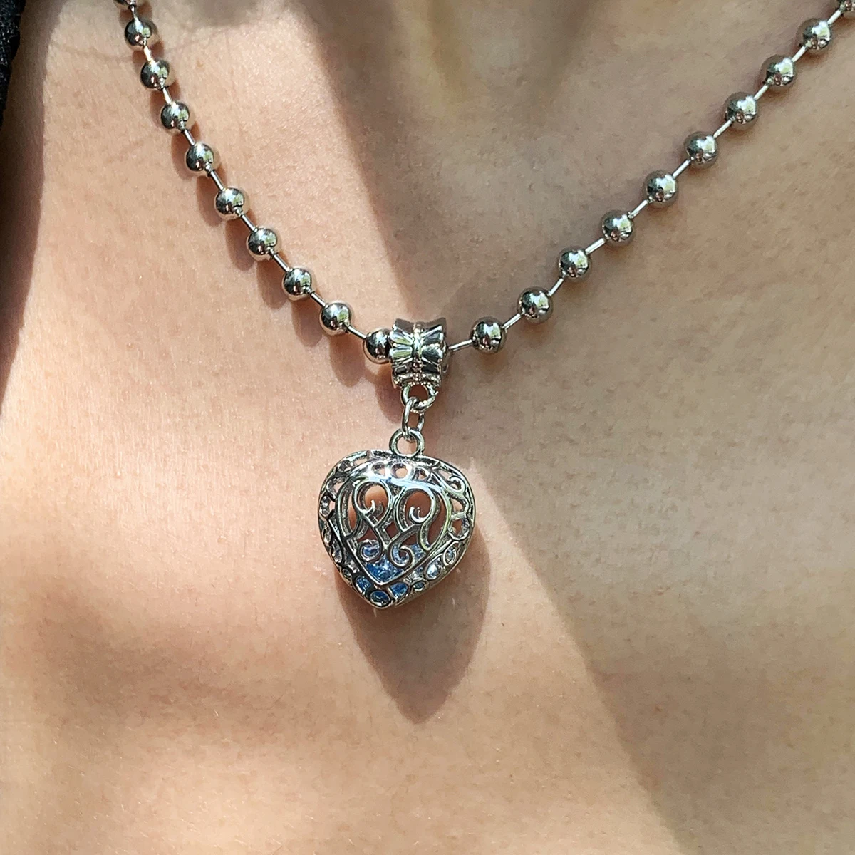 Vintage niche design three-dimensional carved hollow love box pendant necklace collarbone chain woman
Vintage niche design three-dimensional carved hollow love box pendant necklace collarbone chain woman