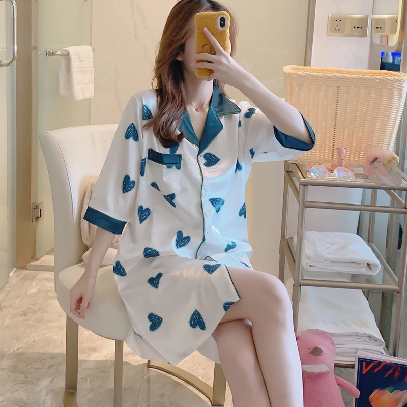 Women's Casual Lapel Print Sleepwear Robe Dress Home Comfortable Pajamas Summer Loose Emulation Silk Nightdress Home Dressing
Women's Casual Lapel Print Sleepwear Robe Dress Home Comfortable Pajamas Summer Loose Emulation Silk Nightdress Home Dressing
