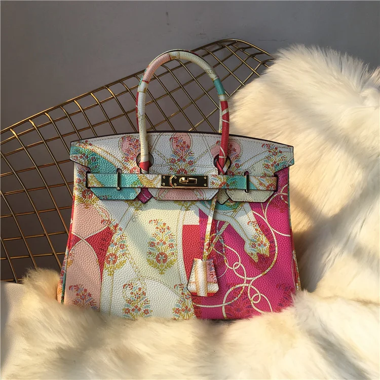 One shoulder slanting cross hand-held women's bag with painted cowhide and litchi pattern
One shoulder slanting cross hand-held women's bag with painted cowhide and litchi pattern