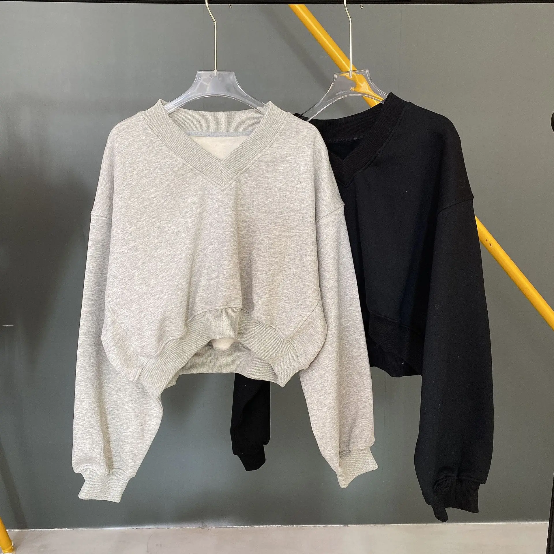 2021 Winter Women Sweater V-Neck High Street Velvet Warm Loose Thicken Top High Waist Sportshirt High Quality Short Design
2021 Winter Women Sweater V-Neck High Street Velvet Warm Loose Thicken Top High Waist Sportshirt High Quality Short Design