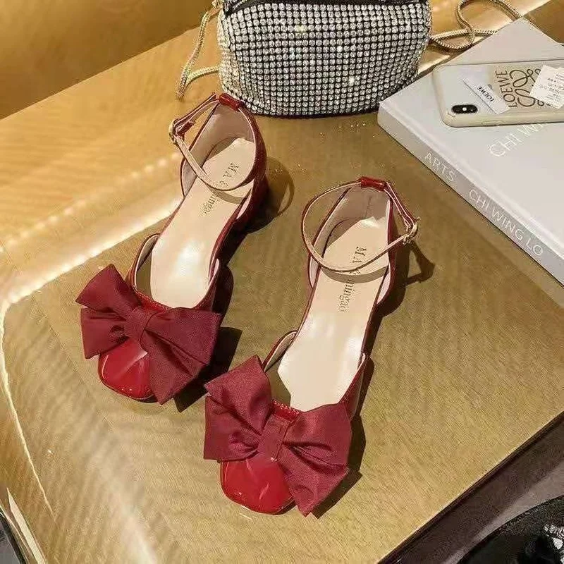 Summer Hollow Shoes Women's Thick Heel Square Bow Grandma Shoes Shallow Mouth Korean Word Buckle Baotou Comfortable Sandals.
Summer Hollow Shoes Women's Thick Heel Square Bow Grandma Shoes Shallow Mouth Korean Word Buckle Baotou Comfortable Sandals.