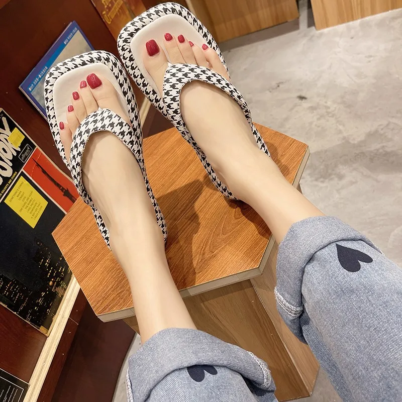 Women Slippers 2021 Summer Fashion Square Toe Outdoor Beach Chunky Sole Shoes Casual Platform Flip Flop Sexy Leopard Women Shoes
Women Slippers 2021 Summer Fashion Square Toe Outdoor Beach Chunky Sole Shoes Casual Platform Flip Flop Sexy Leopard Women Shoes