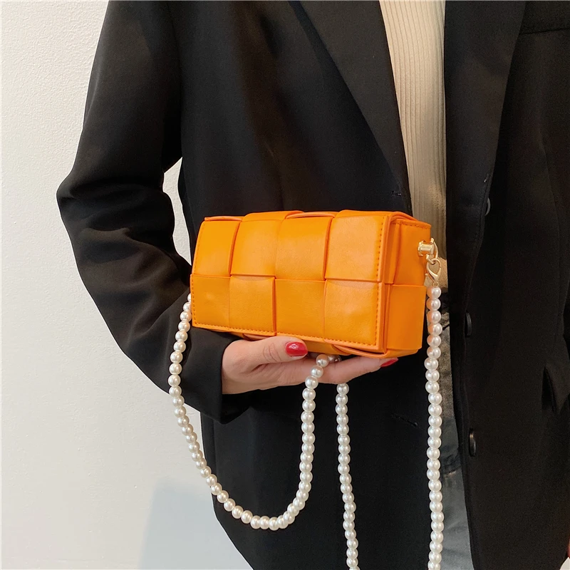 2021 Women's Shoulder Bags Brand Designer Woven Handbag and Purses Pearl Chain Crossbody Bag Luxury Female Flap Small Square Bag 
2021 Women's Shoulder Bags Brand Designer Woven Handbag and Purses Pearl Chain Crossbody Bag Luxury Female Flap Small Square Bag