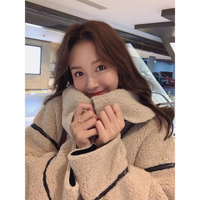 Autumn and winter thickened polar fleece Korean version loose wild retro Hong Kong-style coat tide fur one lamb fur coat women 
Autumn and winter thickened polar fleece Korean version loose wild retro Hong Kong-style coat tide fur one lamb fur coat women
