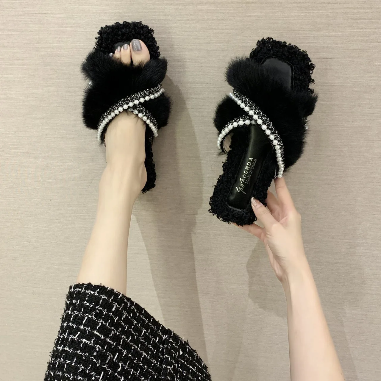 Тапки женские с мехом, шикарные тапочки из флока, массажная ткань, низкий каблук-хомут, 2021
Тапки женские с мехом, шикарные тапочки из флока, массажная ткань, низкий каблук-хомут, 2021