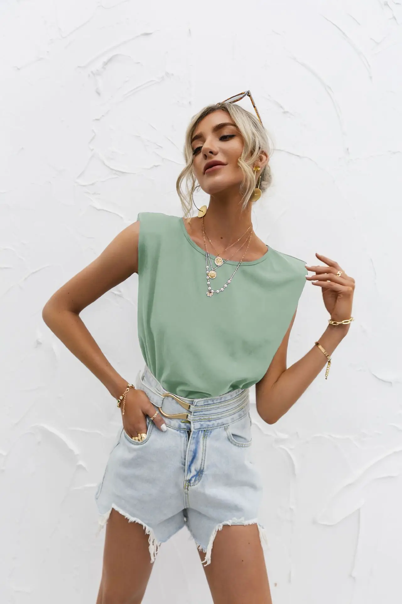 Casual Backless Metal Chain T Shirt Shoulder Padded Loose Female Top Summer Fashion o-Neck Solid Sleeveless Oversized T-shirt
Casual Backless Metal Chain T Shirt Shoulder Padded Loose Female Top Summer Fashion o-Neck Solid Sleeveless Oversized T-shirt
