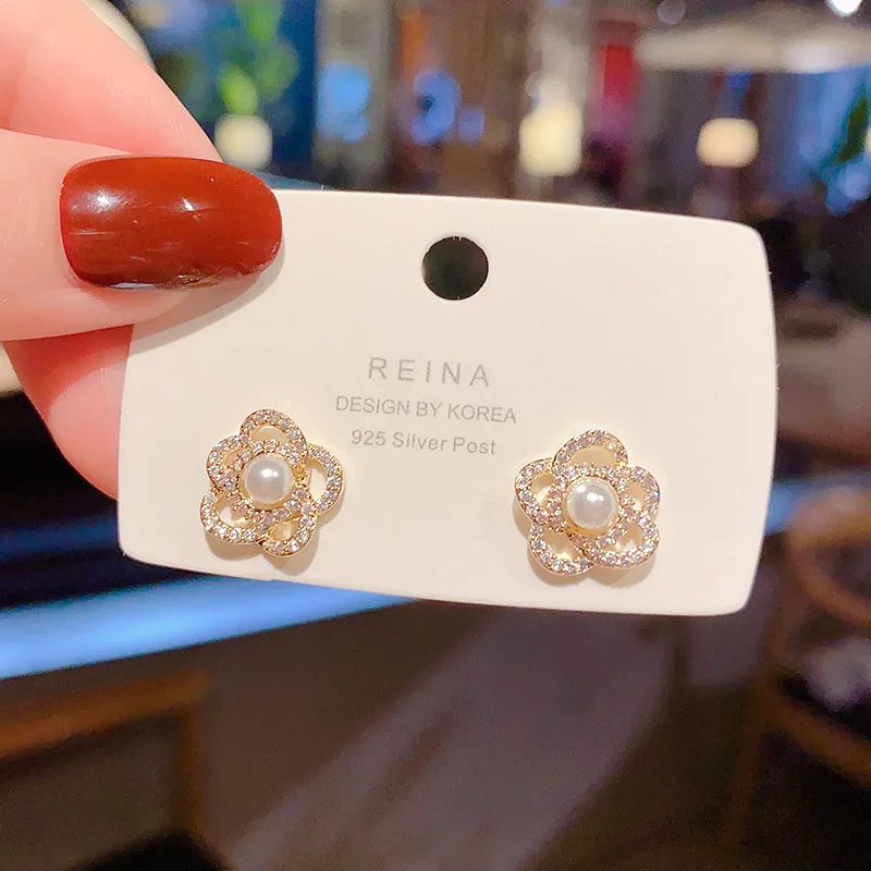 New flower temperament earrings for women simple and delicate earringscubic zircon ZC earrings
New flower temperament earrings for women simple and delicate earringscubic zircon ZC earrings