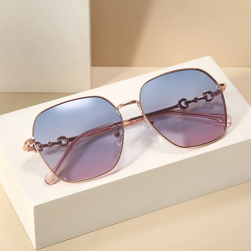 WMetal fashion new frame sunglasses driving sunglasses female sunshade riding anti ultraviolet men glasses vintage Oculos De Sol
WMetal fashion new frame sunglasses driving sunglasses female sunshade riding anti ultraviolet men glasses vintage Oculos De Sol