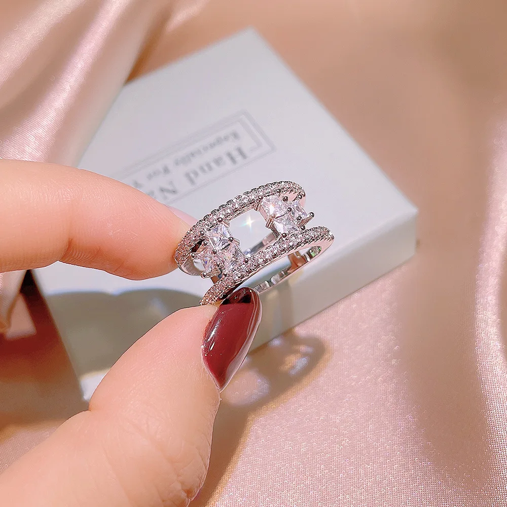 Кольцо женское из серебра 925 пробы с двойным фианитом 
Кольцо женское из серебра 925 пробы с двойным фианитом