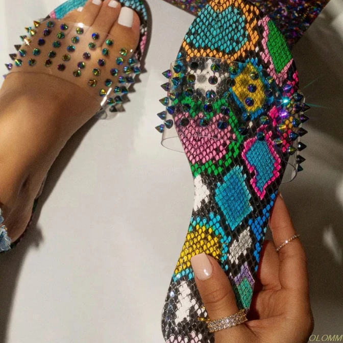 2020 Spring summer new rivet two drill PVC slippers Snake Print beach sandals outdoor women versatile fashion home slippers ms
2020 Spring summer new rivet two drill PVC slippers Snake Print beach sandals outdoor women versatile fashion home slippers ms